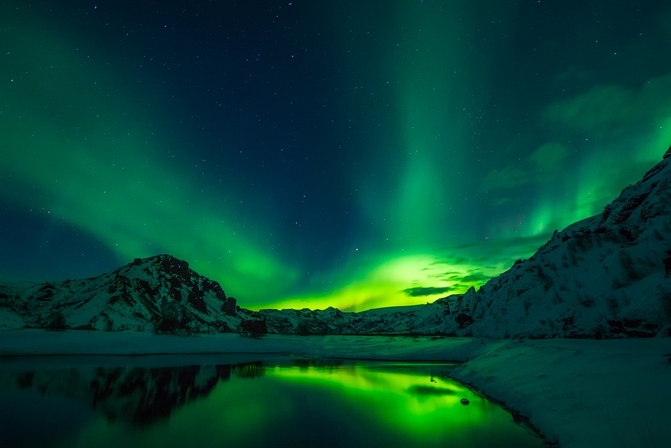 Une vue imprenable des aurores boréales en Islande.