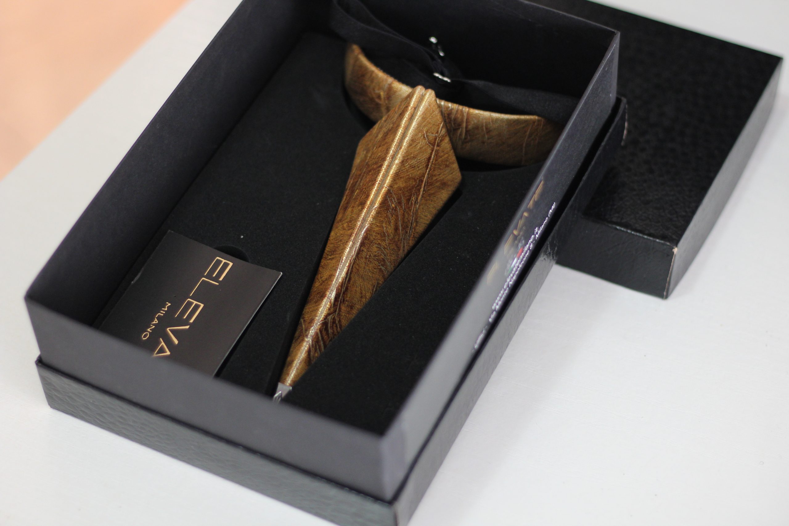 lame, cravate innovante, cravate en cuir