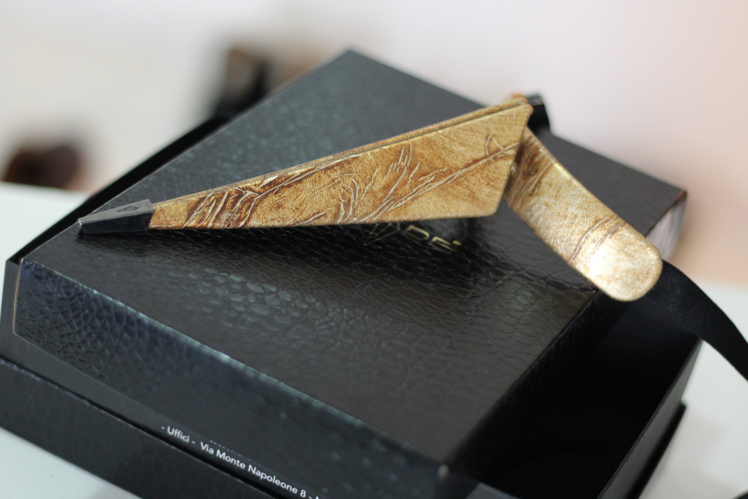 lame, cravate innovante, cravate en cuir