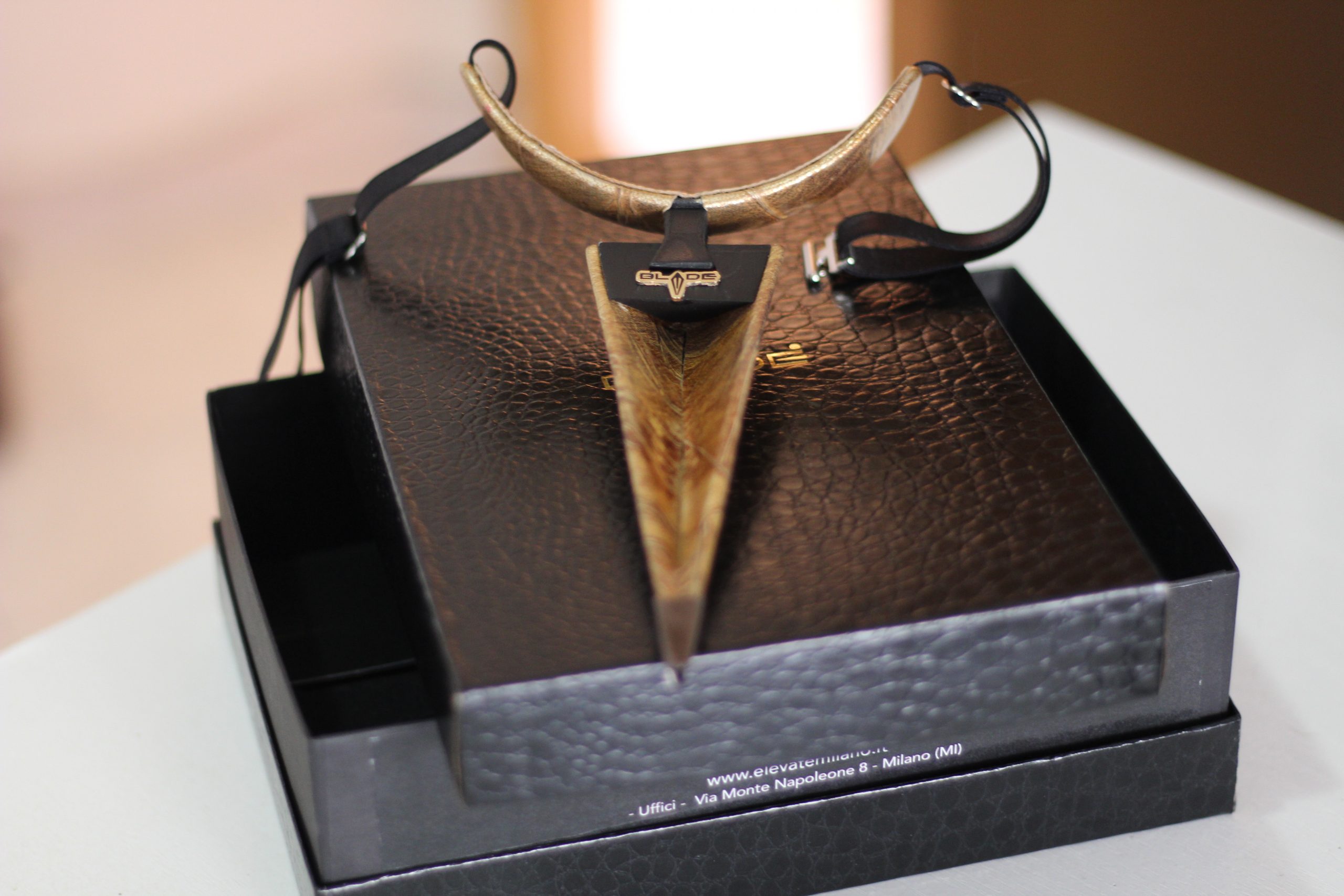 lame, cravate innovante, cravate en cuir