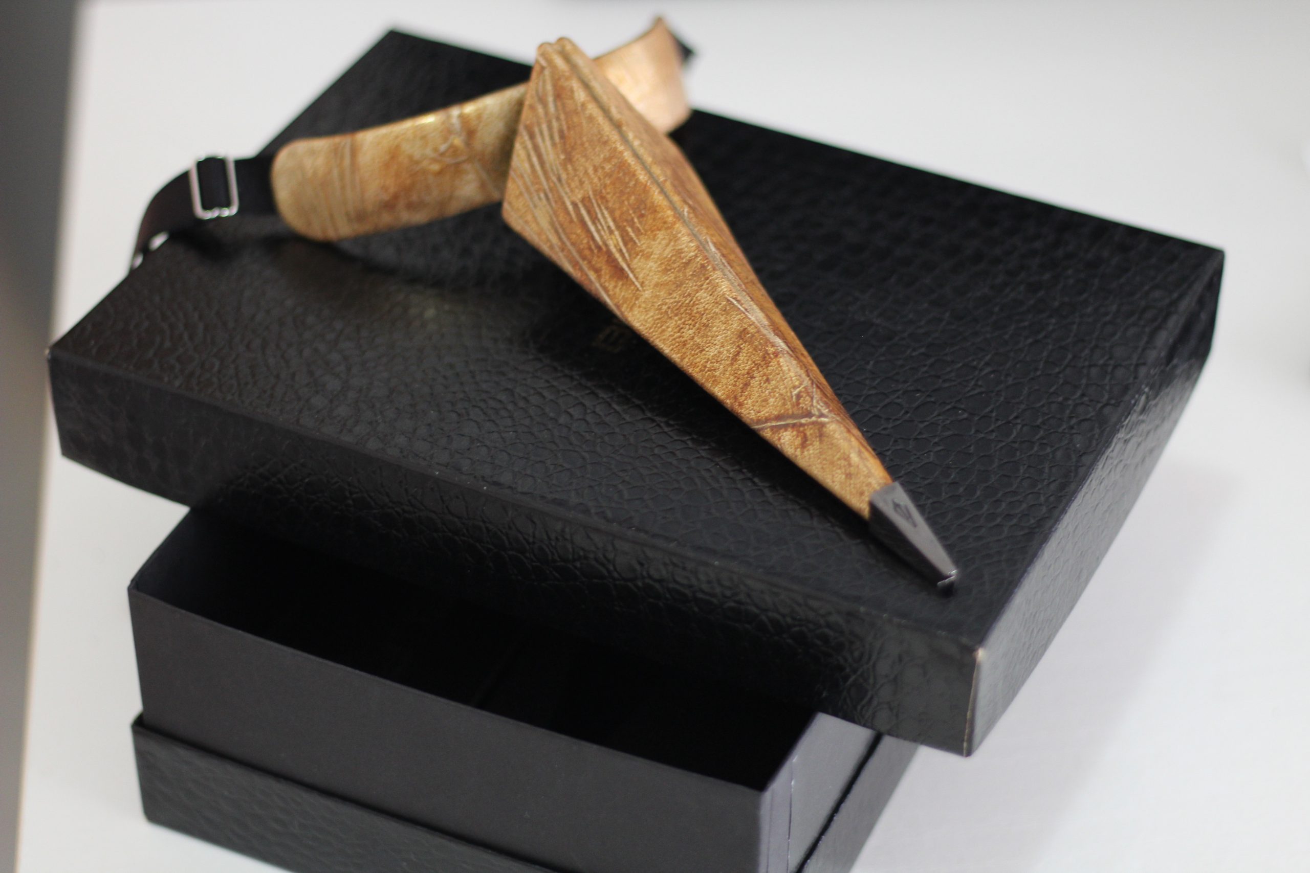 lame, cravate innovante, cravate en cuir