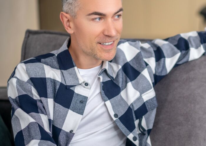 Homme avec des cheveux gris